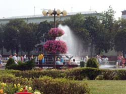 Brunnen vor dem Kamarovka Markt in Minsk