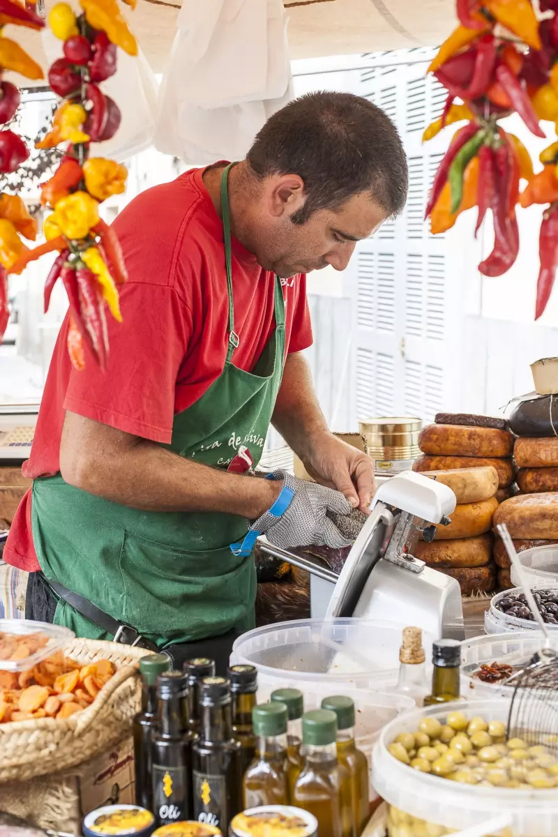Käse und regionale Produkte am Marktstand