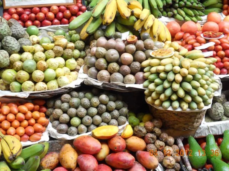 Obst und Gemüse in einer Markthalle