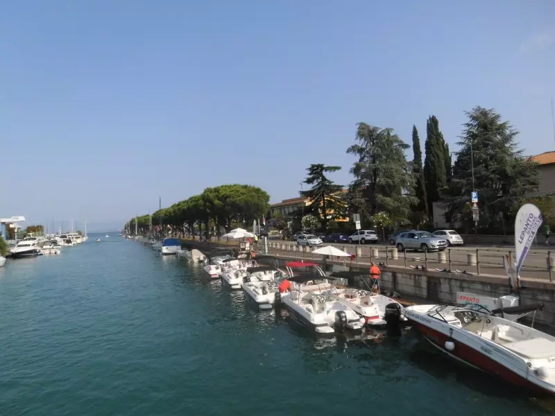 Uferpromenade am Gardasee in Peschiera del Garda Uferpromenade am Gardasee in Peschiera del Garda