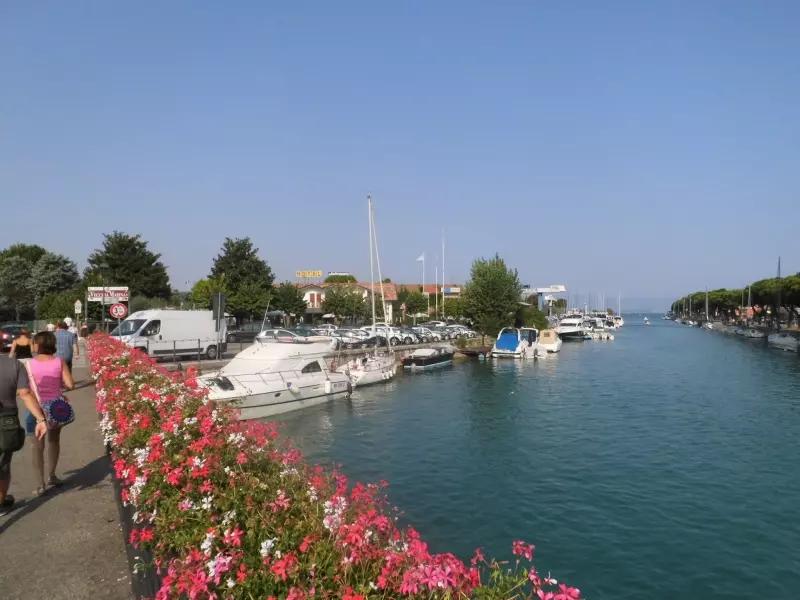 Boote an der Uferpromenade von Peschiera del Garda