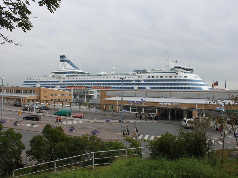 Fähre an einem Hafen mit Fahrzeugen und Reisenden