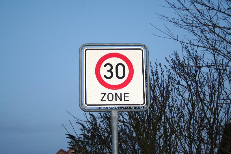 Verkehrsschild an einer winterlichen Straße