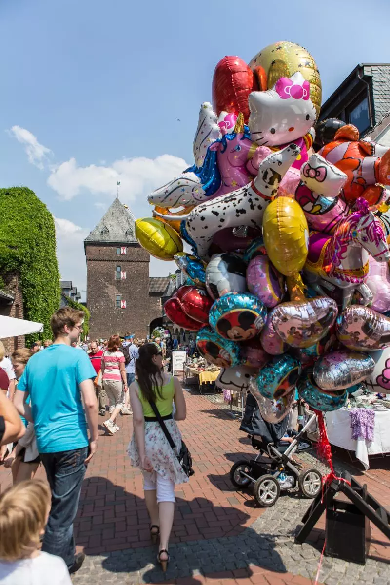 Bunte Ballons auf einem regionalen Stadtfest