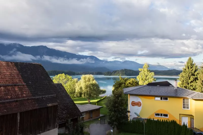 Faakersee mit bewaldeten Bergen