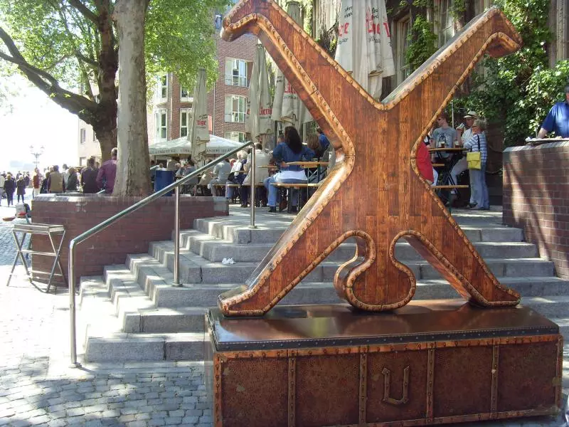 Große hölzerne Radschlägerfigur am Uerige in Düsseldorf