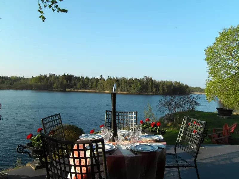 Schwedischer See in Östergötland mit bewaldetem Ufer