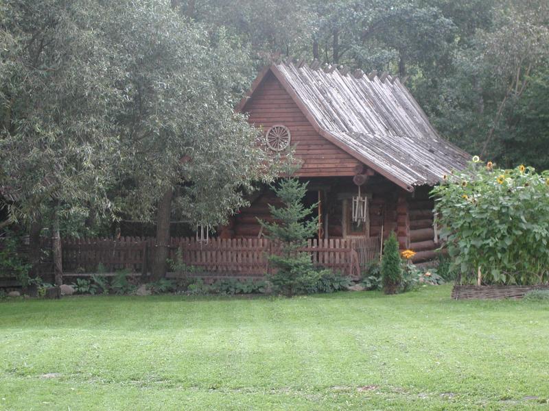 Datscha mit Garten und Sonnenblumen