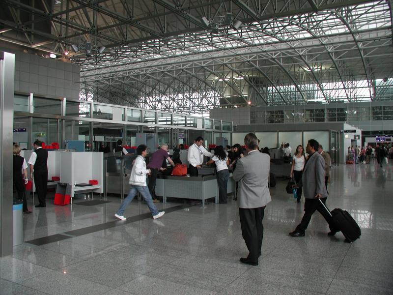 Reisende bei der Sicherheitskontrolle am Flughafen