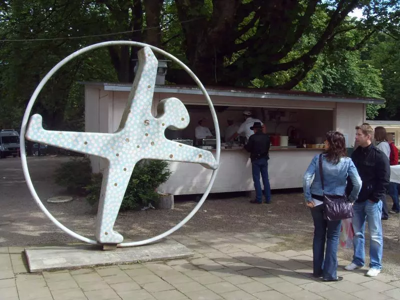 Große Radschlägerfigur auf der Düsseldorfer Galopprennbahn