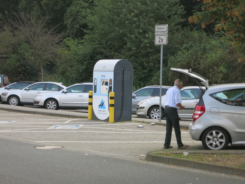 Elektroauto-Ladestation an einem Autobahnrastplatz