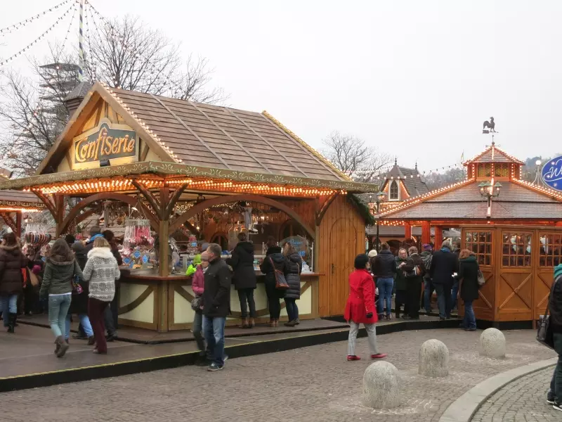 Beleuchtete Weihnachtsmarktbuden mit Besuchern