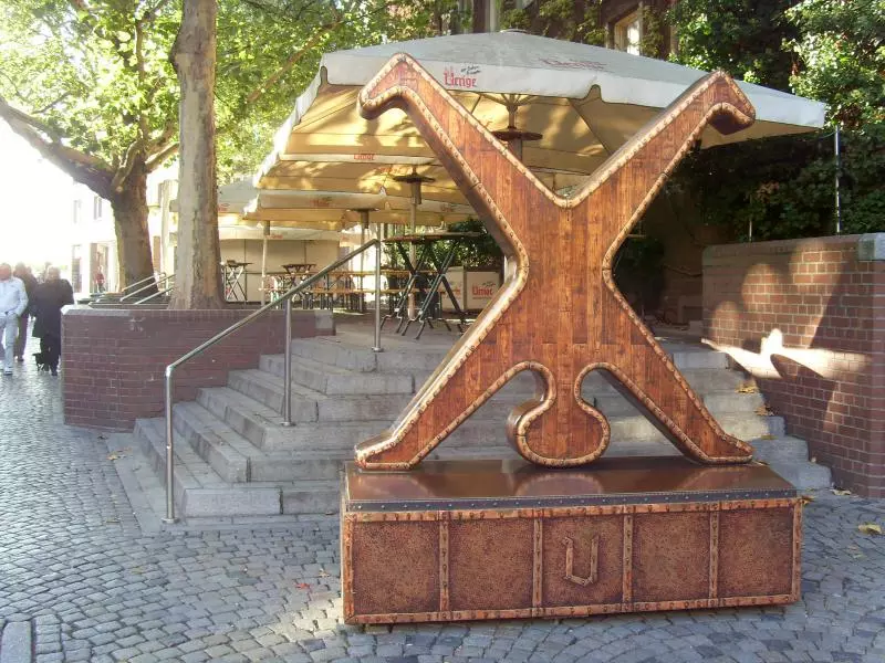 Große hölzerne Radschlägerfigur in Düsseldorf