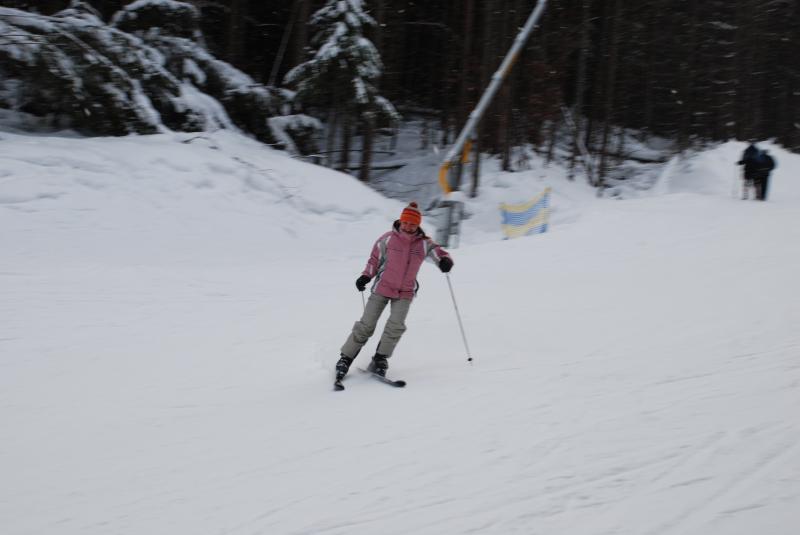 Skifahrer auf einer verschneiten Skipiste