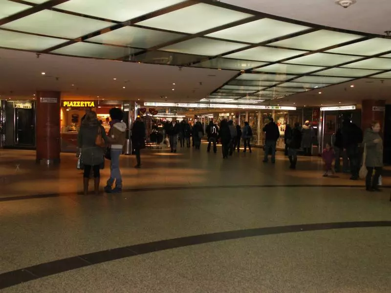 Reisende in einer Bahnhofshalle