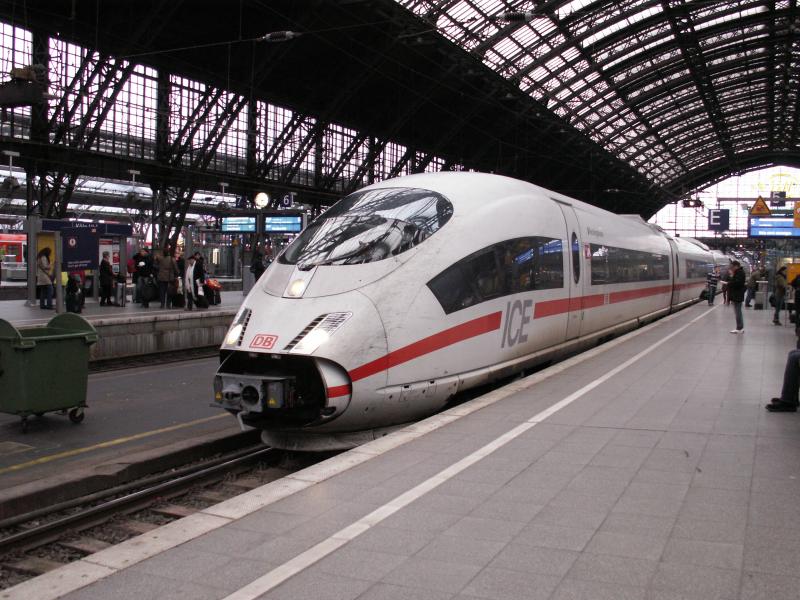 ICE im Bahnhof als Symbolbild für die Anreise mit der Bahn