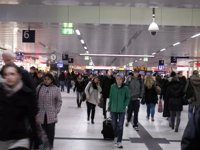 Reisende am Bahnhof