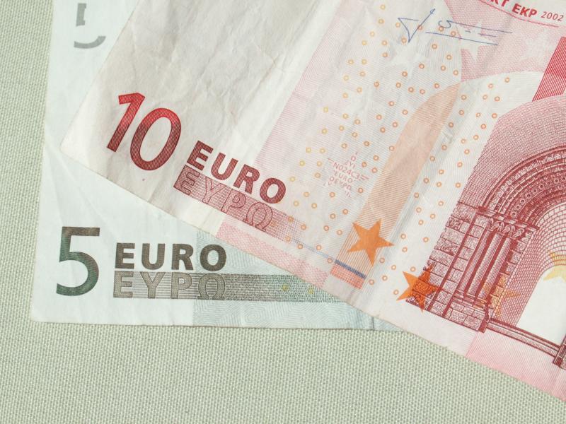 Euro-Banknoten und Münzen