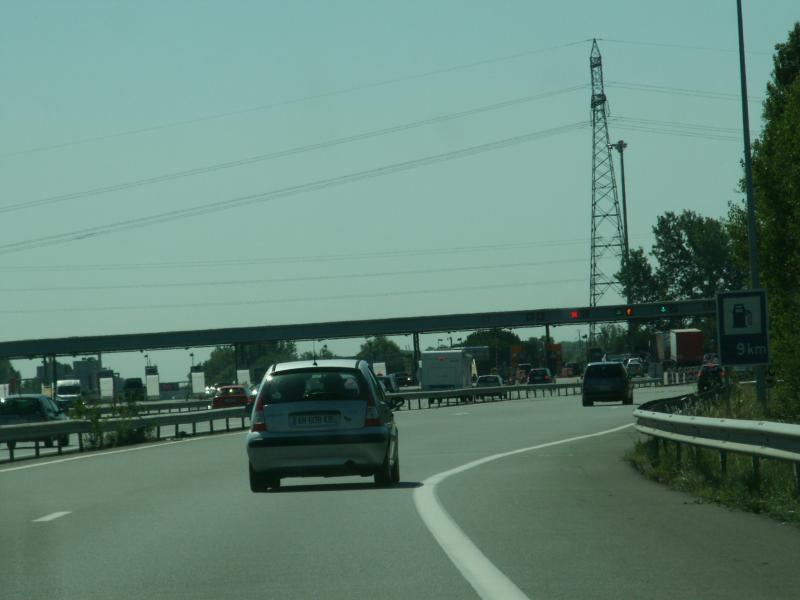 Fahrzeuge an einer Mautstelle auf der Autobahn