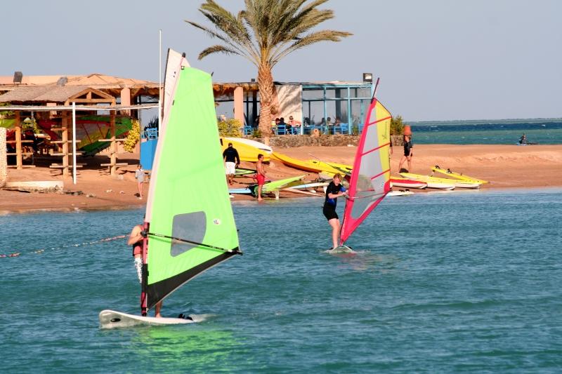 Windsurfer am Küstenwasser