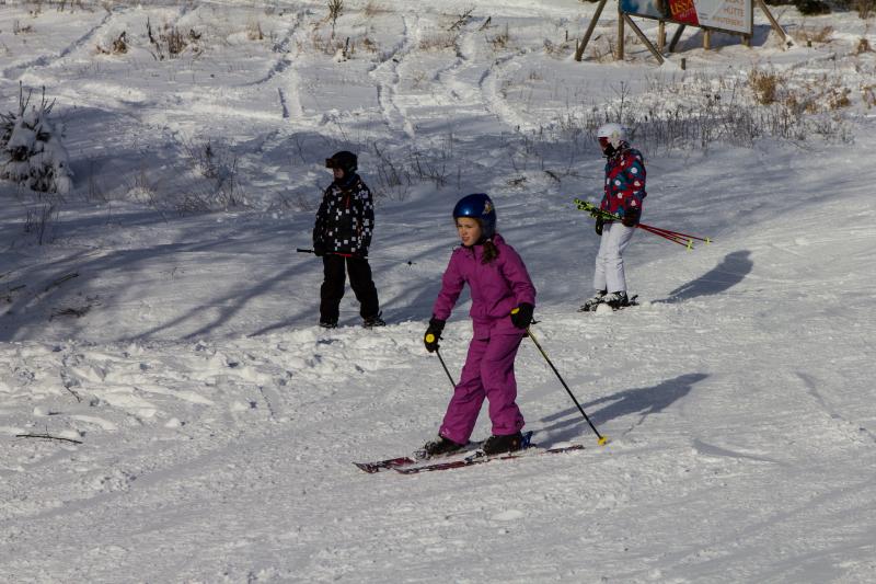 Skifahrer auf einer verschneiten Piste in Winterberg