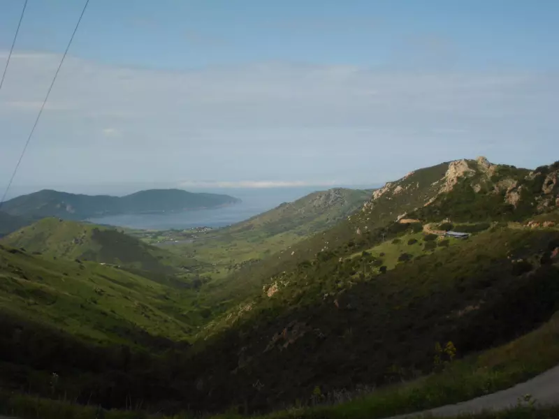 Korsika: Blick vom Berg zum Mittelmeer