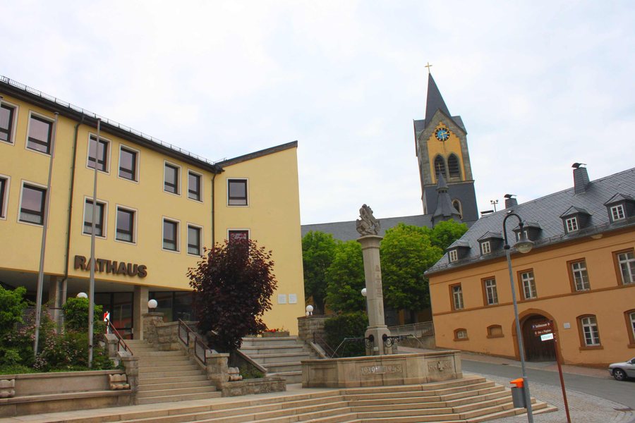 File:Helmbrechts Rathaus Kirche.JPG