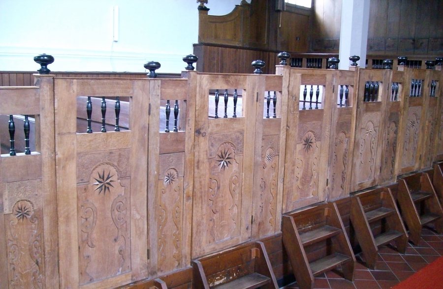 File:Bunde Gestühl.JPG