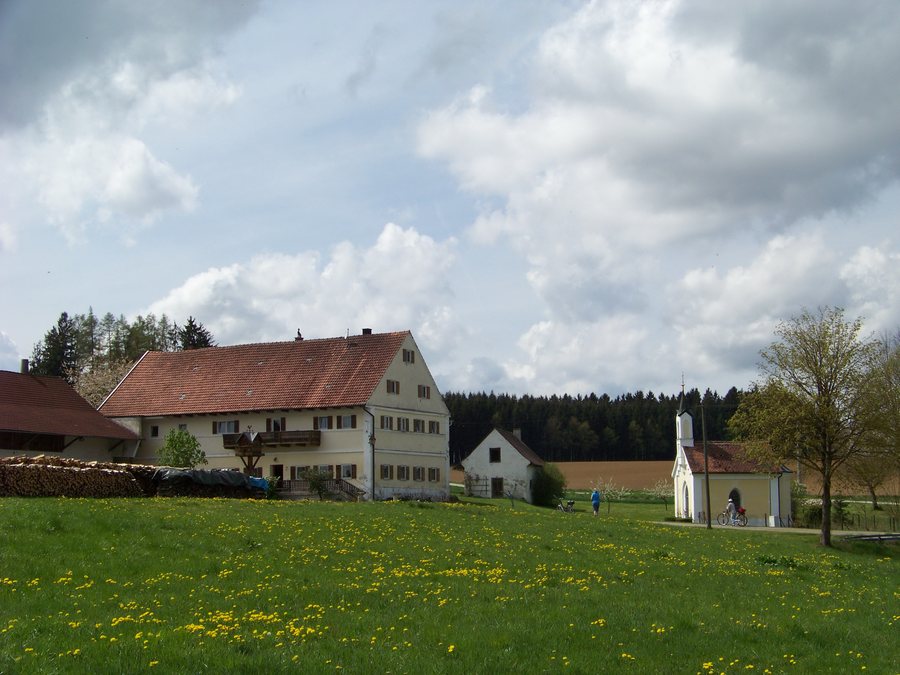 Rottenburg-Laaber-Ried-1-Bauerhaus-mit-Kapelle.jpg