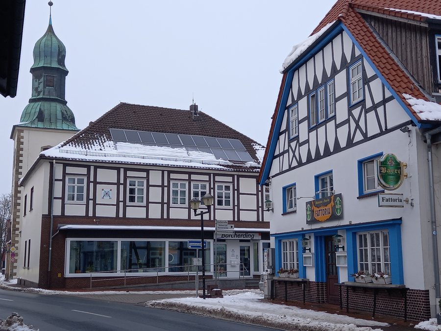 File:Lemförde Martin-Luther-Kirche + Hauptstr. 77-79.jpg