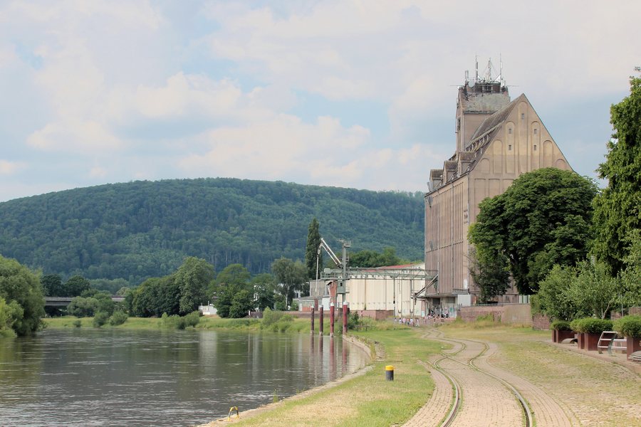 File:Holzminden Weser mit Speicher.jpg