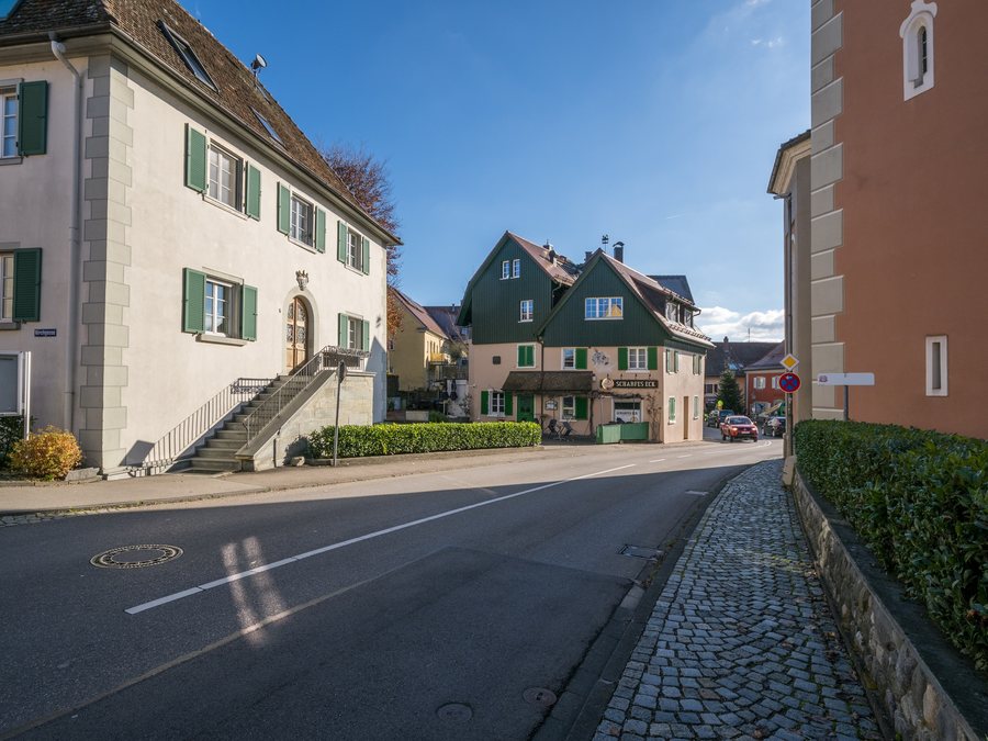 File:Enge Ortsdurchfahrt - Radolfzeller Straße in Allensbach (2025).jpg