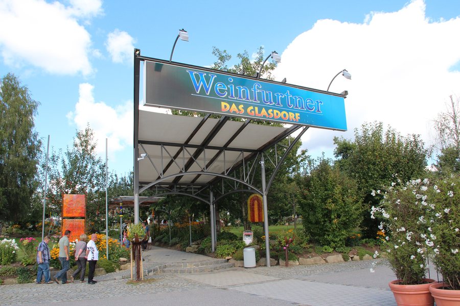 File:Arnbruck Das Glasdorf 2012.jpg