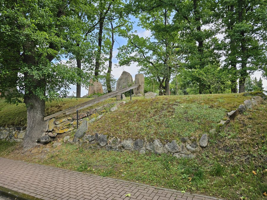 File:Ehrenmal Linsburg an der Straße Berg.jpg