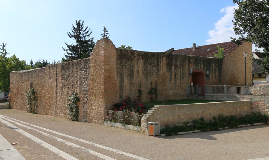 File:Hofheim Taunus - Burgstraße Alte Burg (KD.HE 46069 1 09.2015).jpg