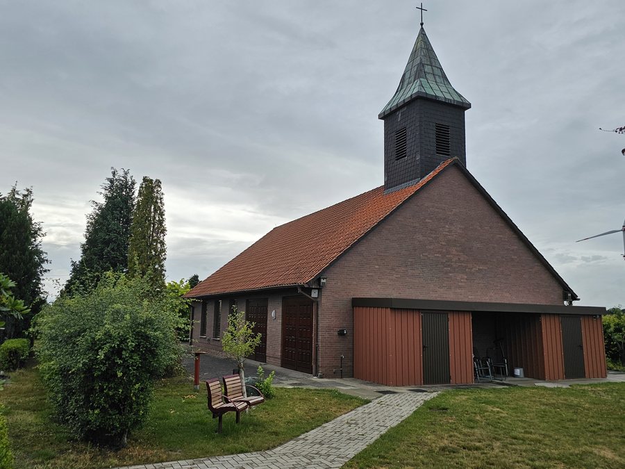 File:Kapelle Friedhof Hämelhausen.jpg