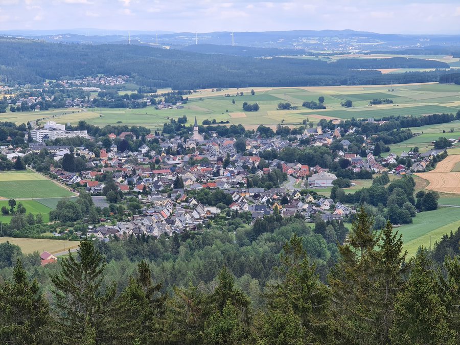 File:Blick auf Kirchenlamitz vom Epprechtstein 20200711 133529.jpg