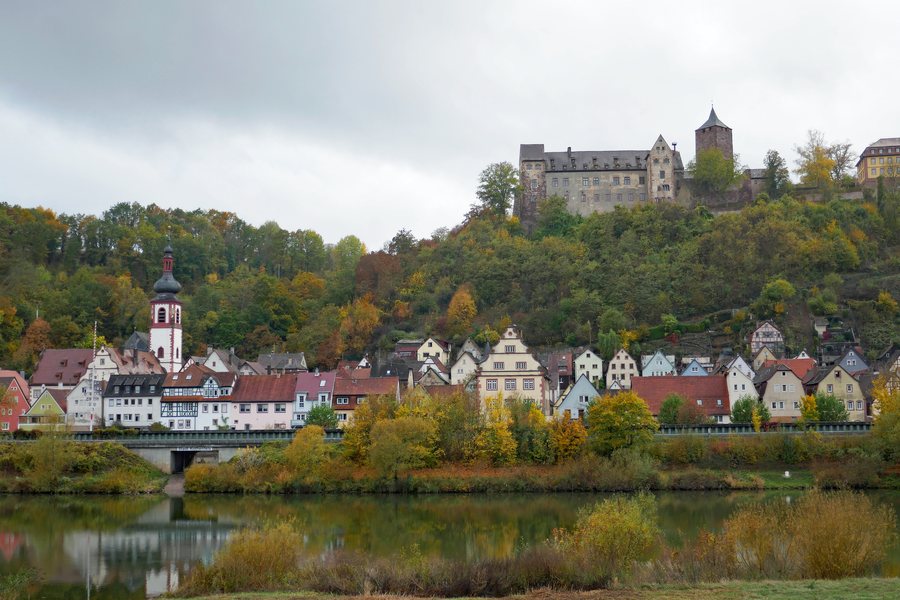 File:Stadt und Burg Rothenfels am Main.jpg