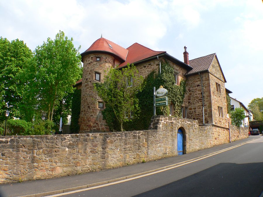 File:Altes Burghaus Schrecksbach (02).jpg