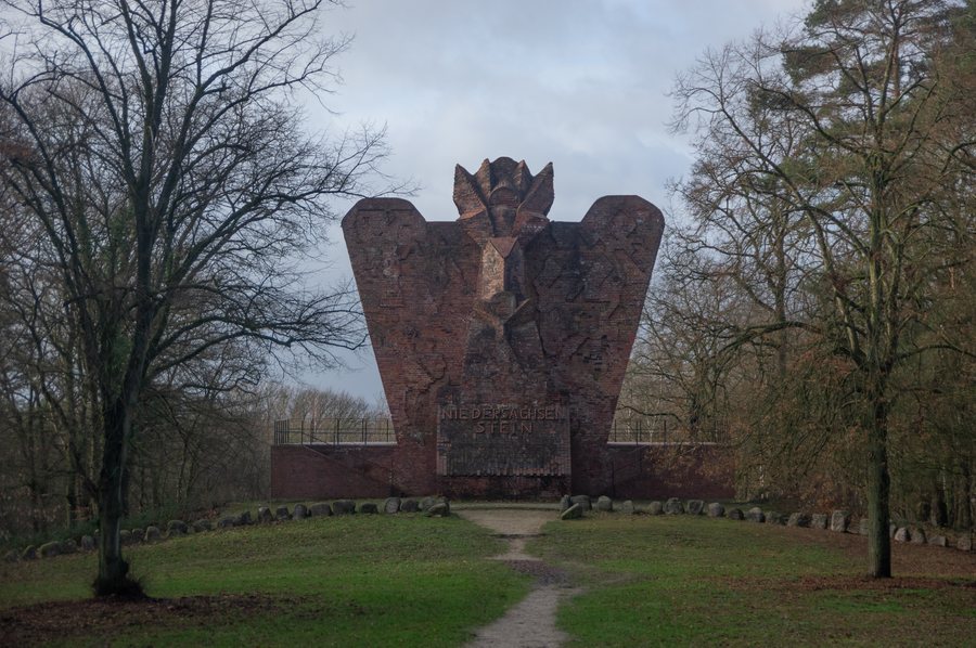 File:Niedersachsenstein Worpswede 2018.jpg