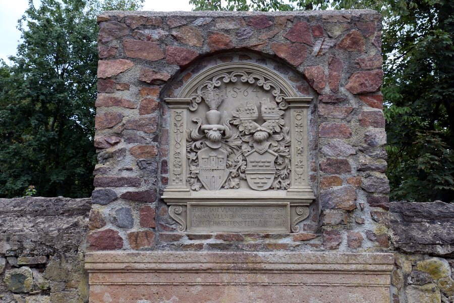 File:Dieburg Wasserpforte Wappensteine.jpg