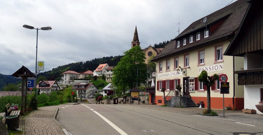 File:Fischerbach, Ortsmitte, Gasthaus Engel mit Bushaltestelle.jpg