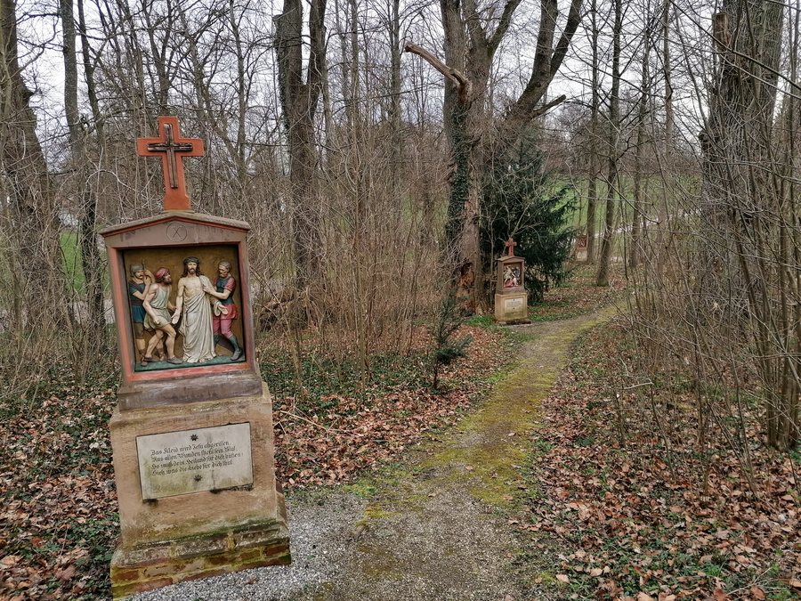 File:Kalvarienberg (Ustersbach) – Stationsweg.jpg