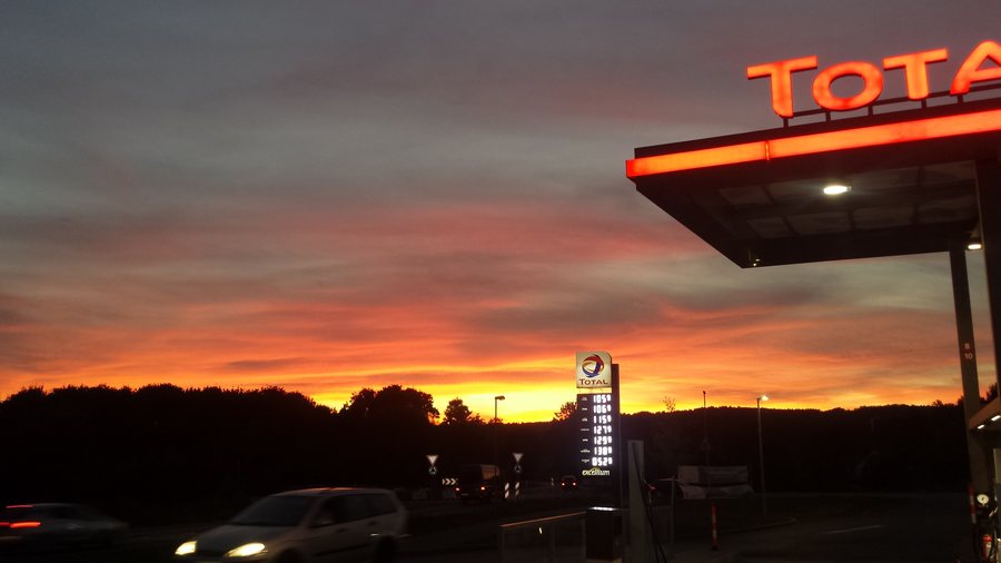 File:Sonnenuntergang über Leun.jpg