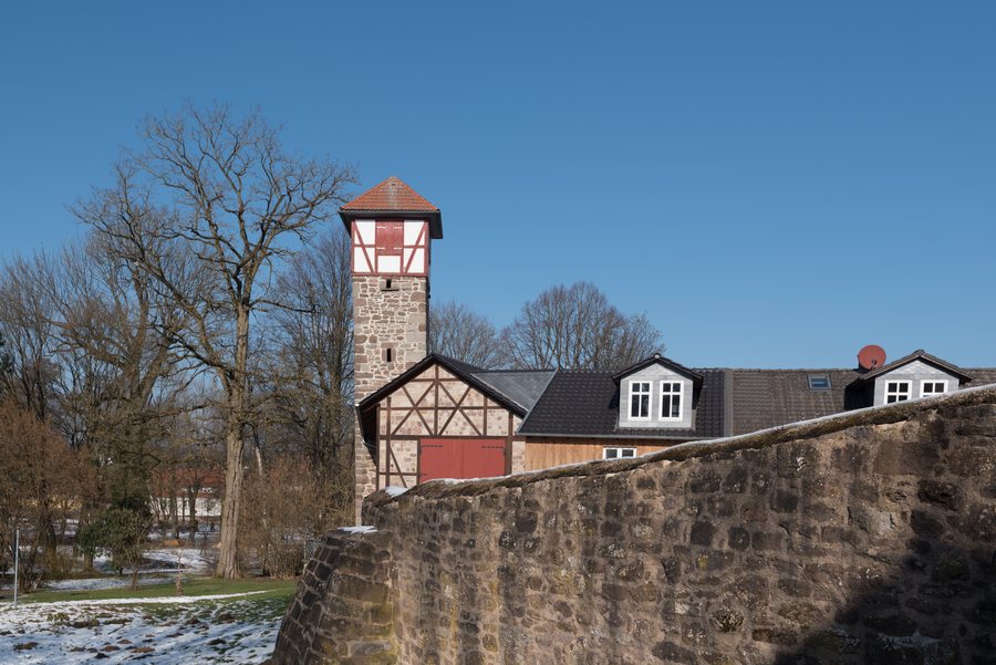 File:Flur 14, Flurstück 229-8, 227-12, Stadtmauer Hessisch Lichtenau 20180223 001.jpg