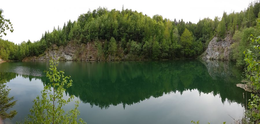 File:Deutschland, Niedersachsen, 37627 Stadtoldendorf, Kathagensee (Lichtung am See).jpg