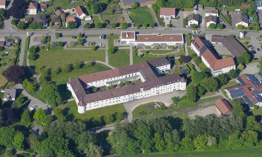 Aerial image of Schloss Glött (view from the southwest)