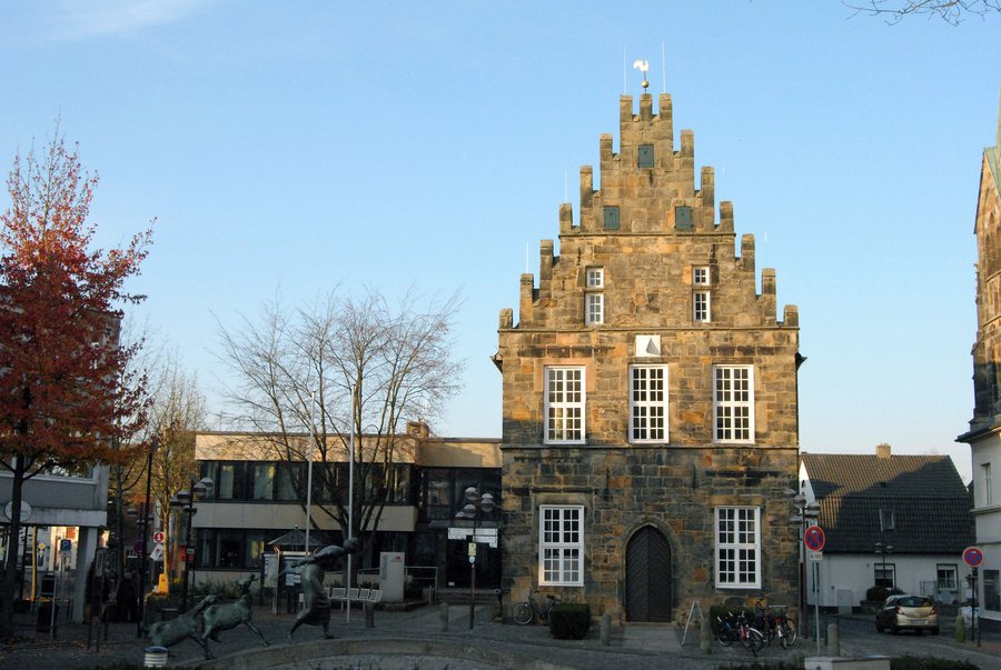 File:Rathaus + Verwaltung Schüttorf 2011.JPG