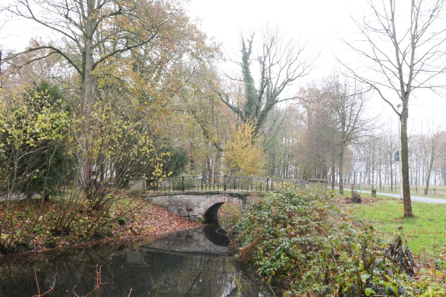 File:NDS 31265801 Gut Cadenberge Wassergraben.jpg