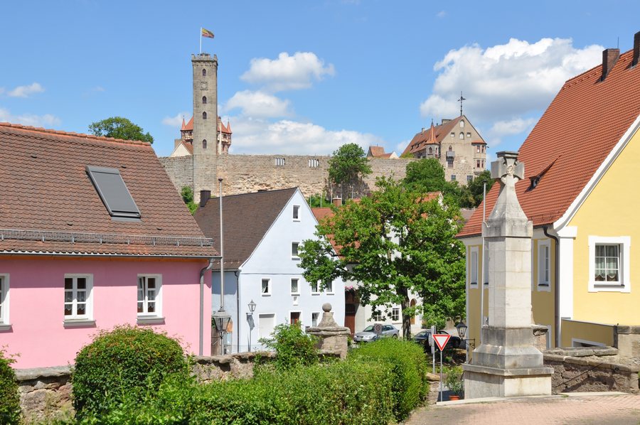 File:Abenberg Blick von Stadt zur Burg.jpg